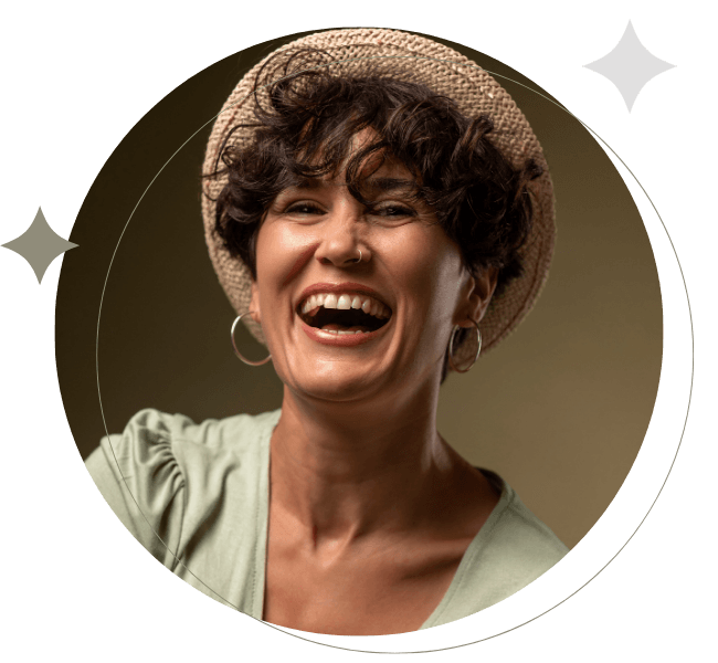 Mulher rindo com sorriso saudável resultado de periodontia