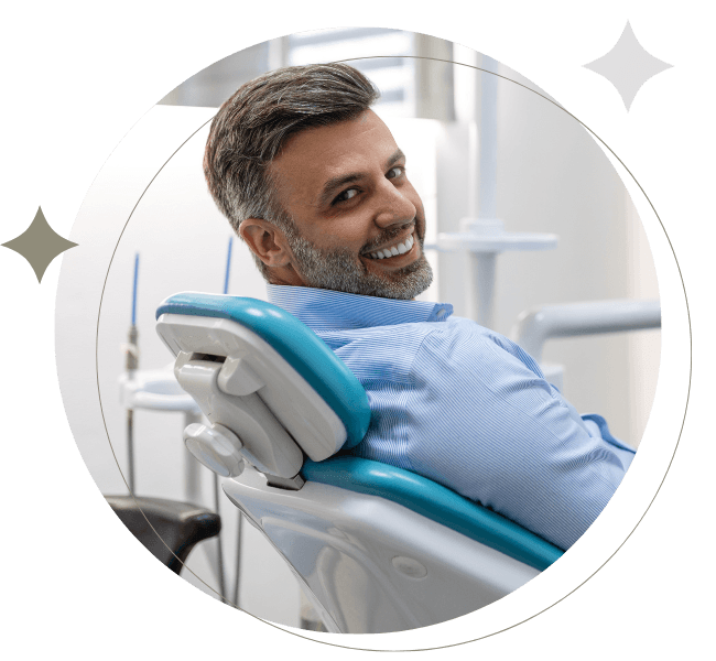 Homem sorrindo após tratamento de endodontia