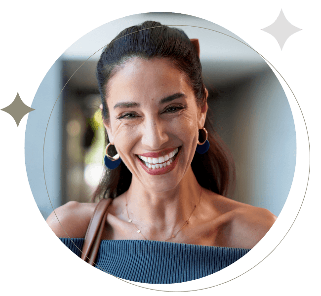 Mulher sorrindo confiante com resultado de implante