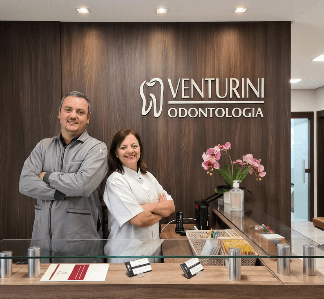 Equipe Venturini Odontologia - Recepção e logo da clínica